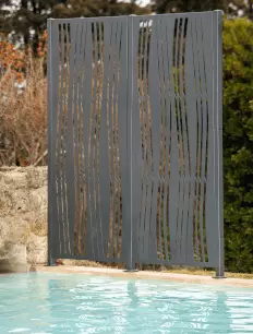 Sichtschutzzaun Arno in Pulverbeschichtet an einem Pool