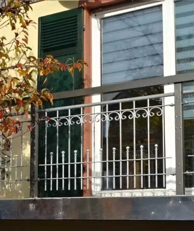 Geländer Lucca in feuerverzinkt an Balkon